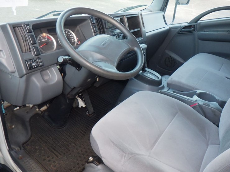2017-isuzu-npr-image-9