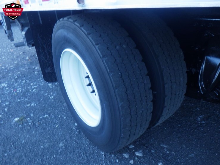 2020-freightliner-m2-106-image-5