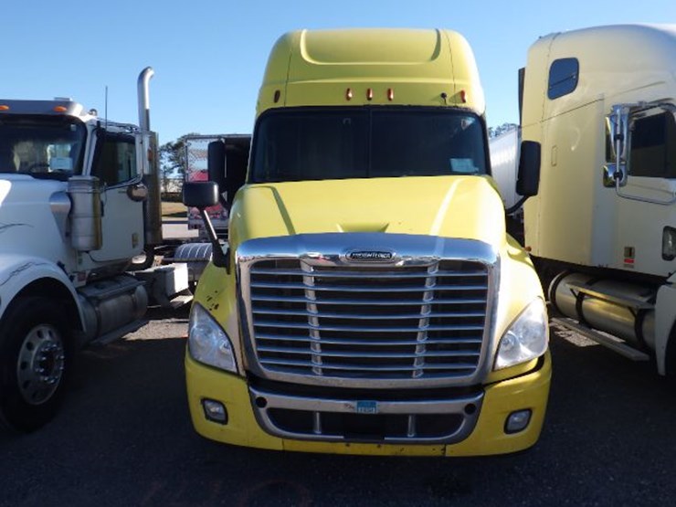 2010-freightliner-cascadia-125-image-2