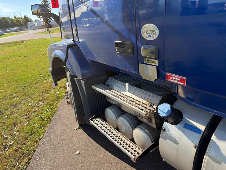 #1849-•-2015-volvo-vnl62-sleeper-cab-truck-tractor-image-41