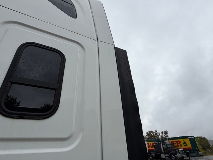 #1669-•-2009-freightliner-cascadia-sleeper-cab-truck-tractor-image-16