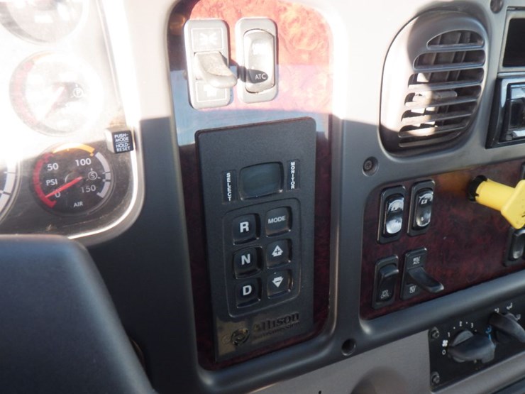 2018-freightliner-m2-106-image-10