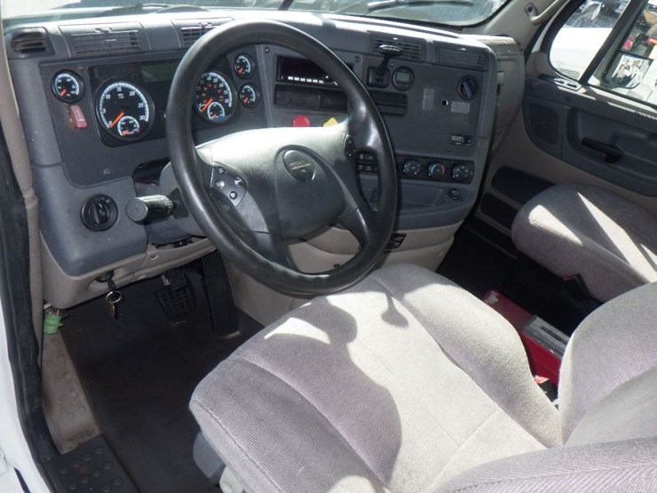 2017-freightliner-cascadia-113-image-11