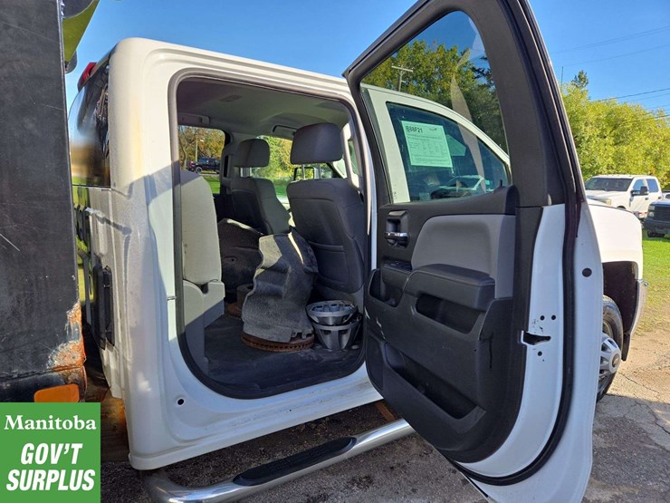 2015-chevrolet-3500-image-19
