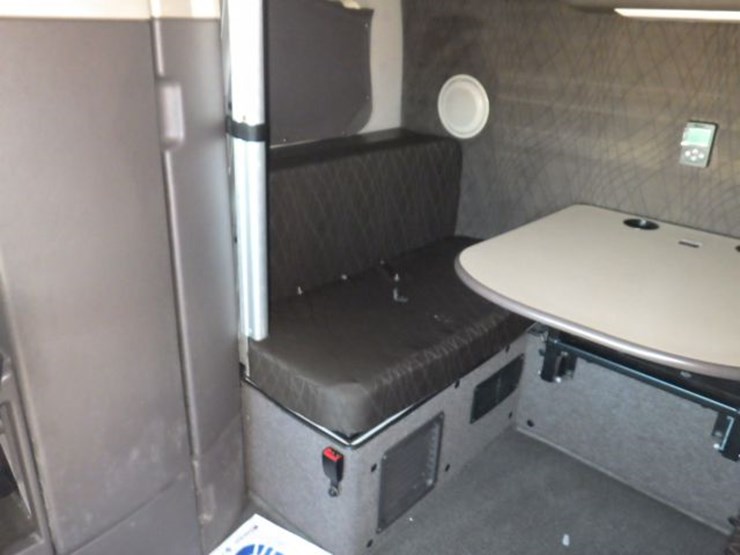 2018-volvo-vnl780-image-23