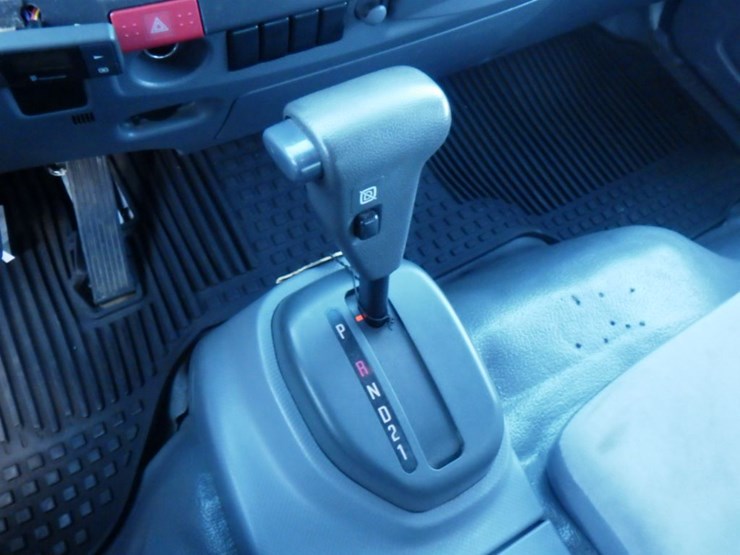 2017-isuzu-npr-image-11