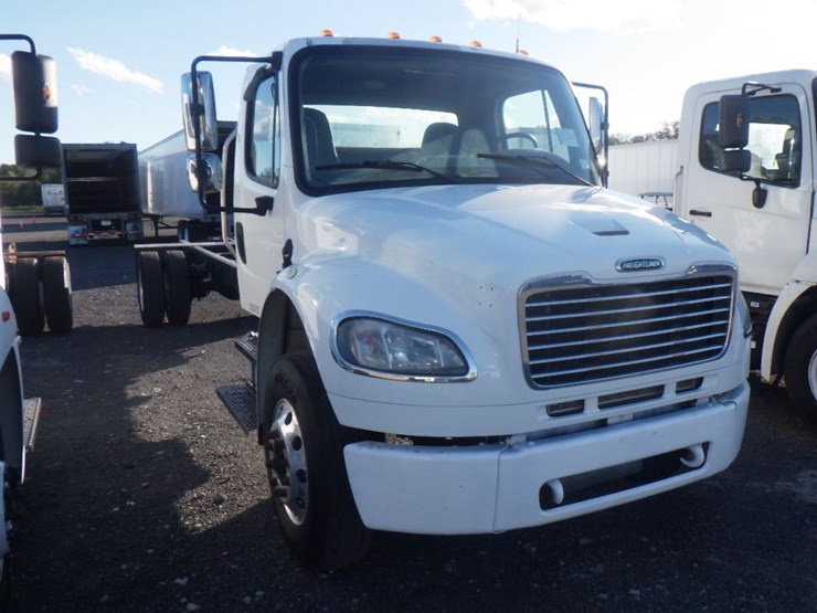 2018-freightliner-m2-106-image-3