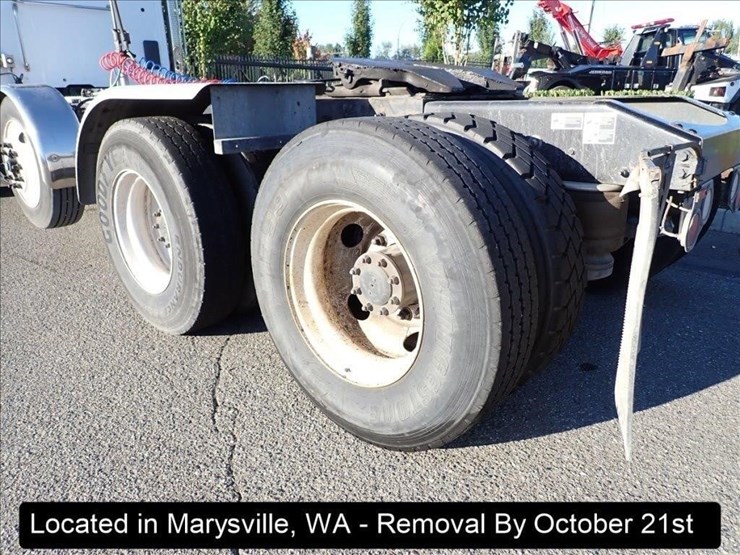 2019-peterbilt-567-image-23