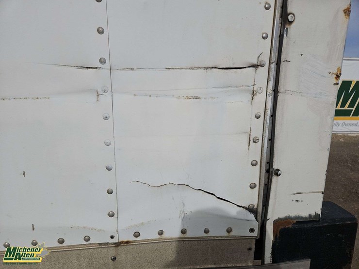 2005-freightliner-m2-106-image-21