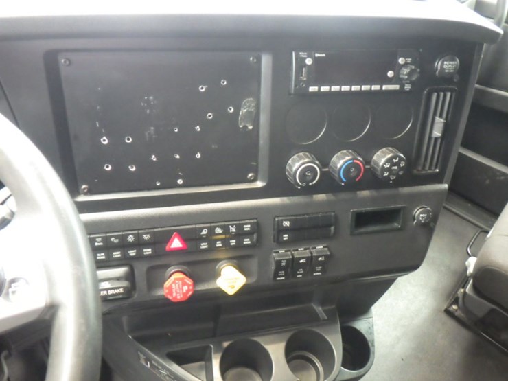 2023-freightliner-cascadia-126-image-19