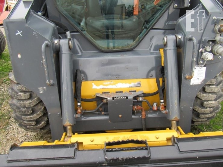 2023-deere-318g-image-2