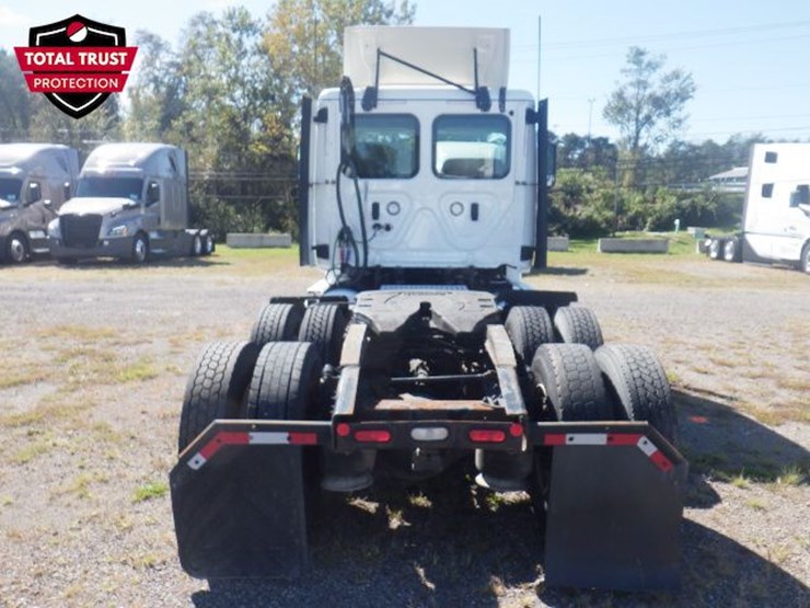 2020-freightliner-cascadia-126-image-11