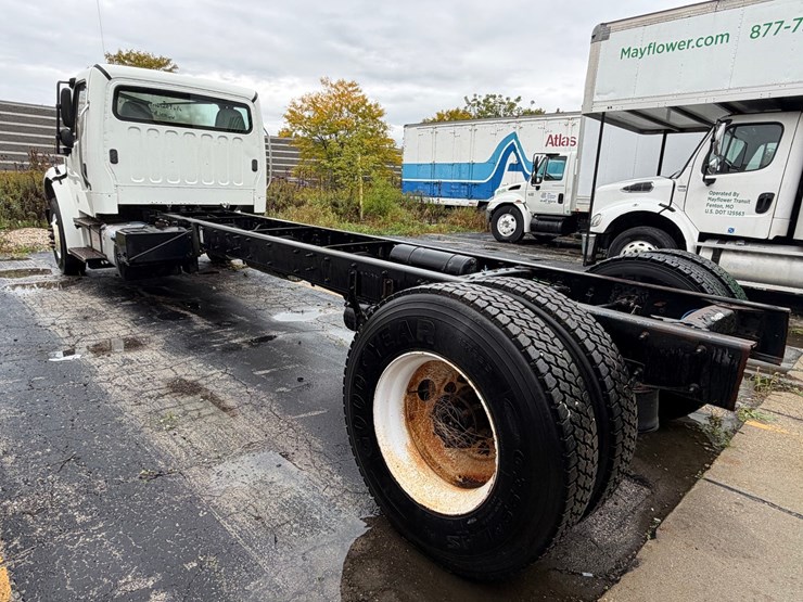 #1667-•-2016-freightliner-m2-cab-and-chassis-image-3
