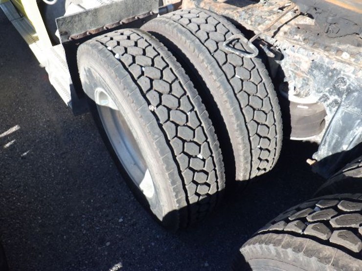 2010-freightliner-cascadia-125-image-19