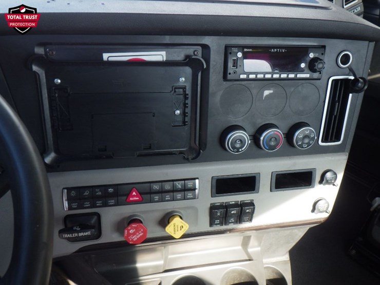 2021-freightliner-cascadia-126-image-17