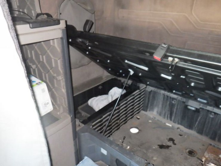 2010-freightliner-cascadia-125-image-24