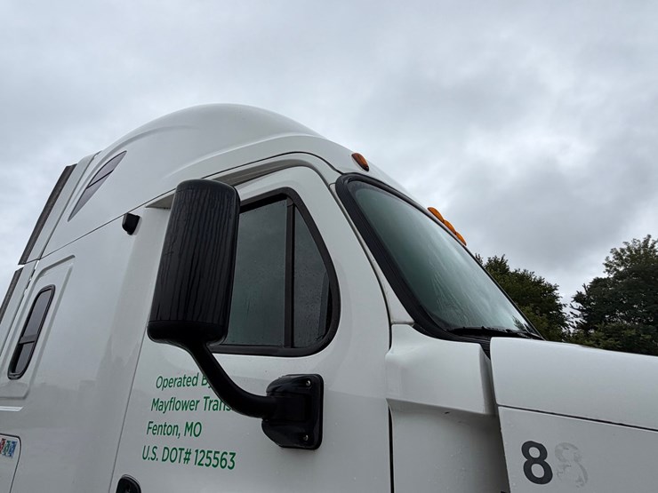 #1669-•-2009-freightliner-cascadia-sleeper-cab-truck-tractor-image-28