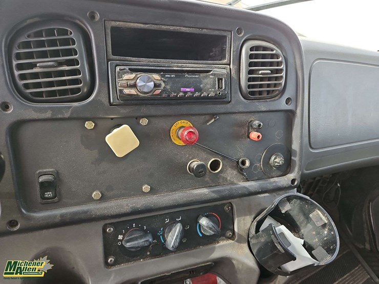 2005-freightliner-m2-106-image-28