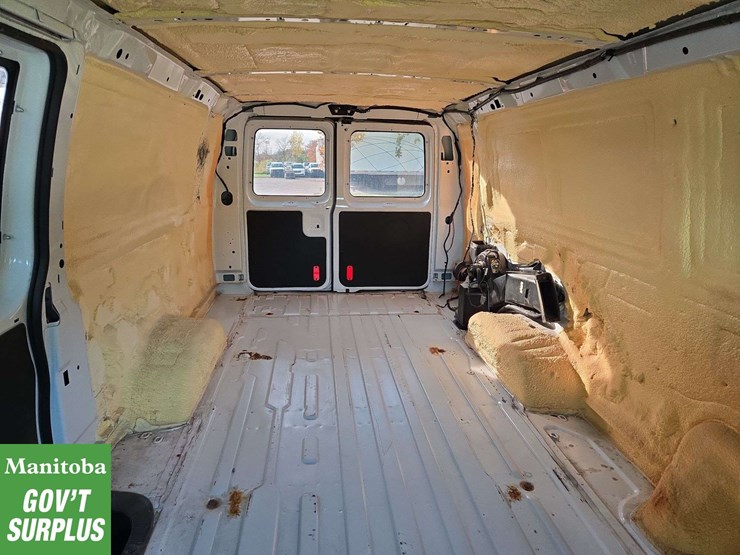 2013-ford-cargo-image-25