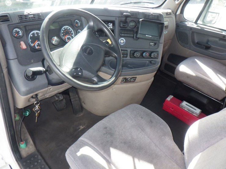 2017-freightliner-cascadia-113-image-11