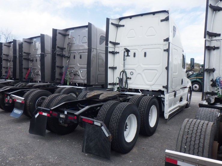 2023-freightliner-cascadia-126-image-9