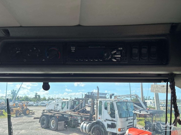 2019-peterbilt-520-image-14