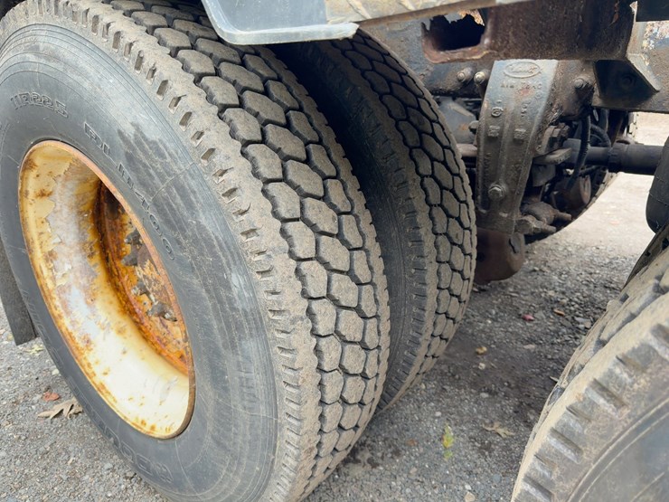 2004-peterbilt-357-image-17