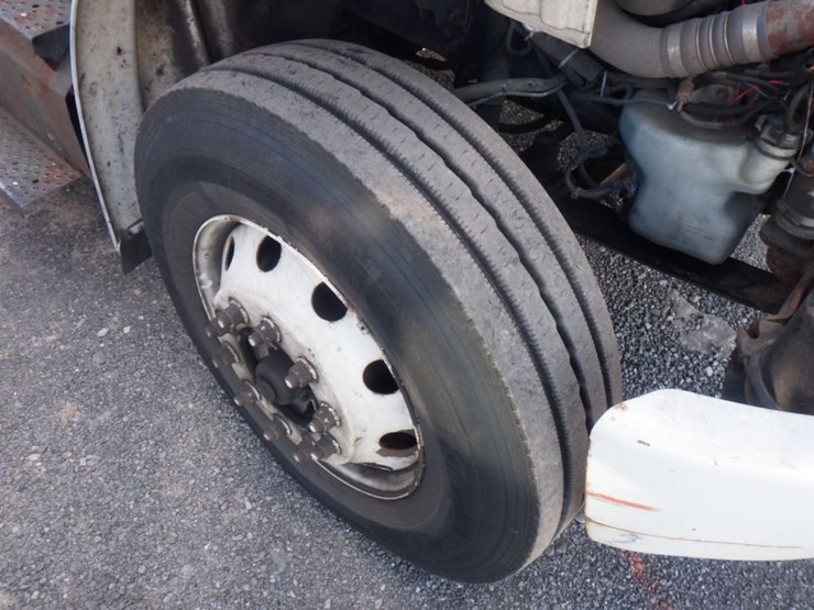 2012-freightliner-m2-106-image-16