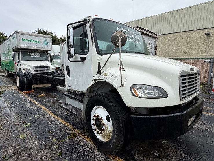 #1667-•-2016-freightliner-m2-cab-and-chassis-image-7