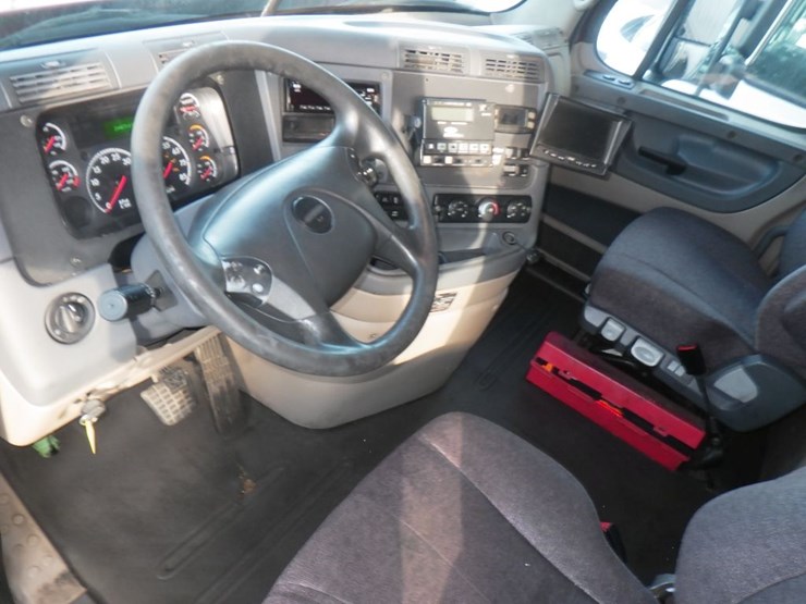 2018-freightliner-cascadia-113-image-15