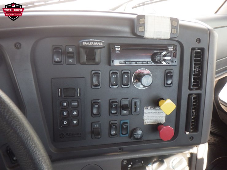 2021-freightliner-m2-106-image-12