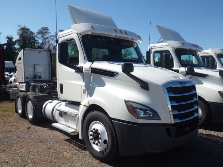 2019-freightliner-cascadia-126-image-4