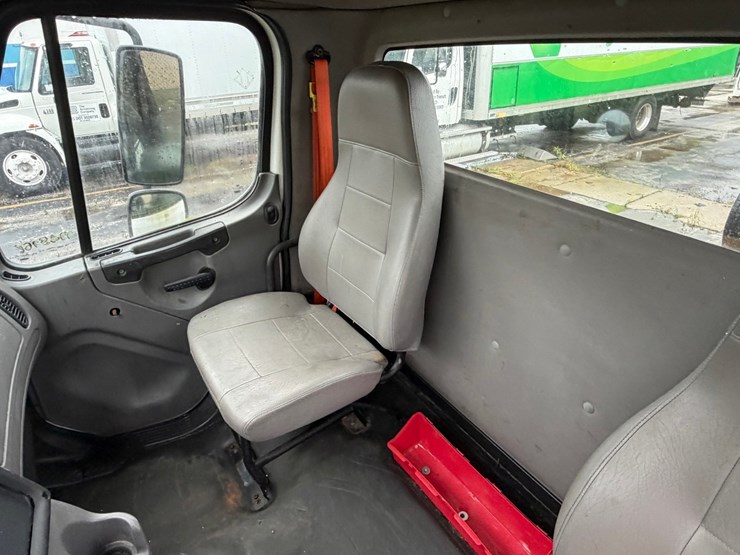 #1667-•-2016-freightliner-m2-cab-and-chassis-image-37