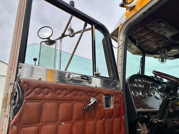 1982-peterbilt-359-image-62