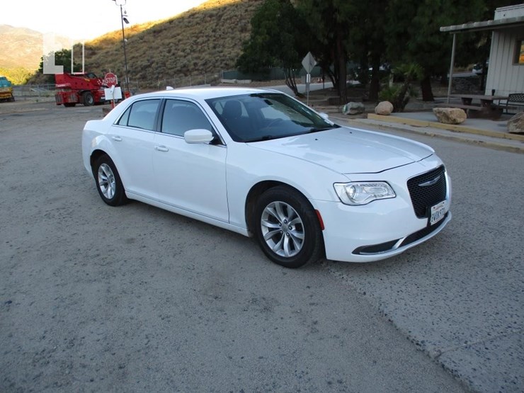 2021-chrysler-300-image-2