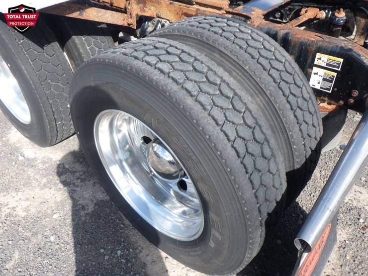 2019-peterbilt-389-image-13