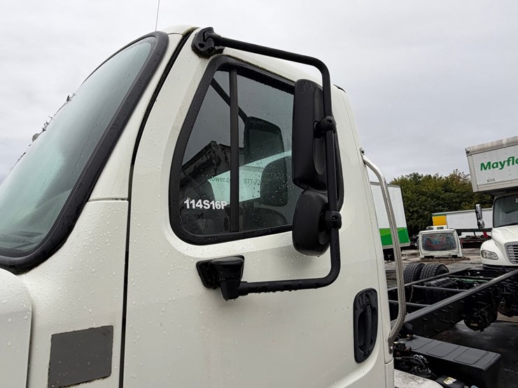 #1667-•-2016-freightliner-m2-cab-and-chassis-image-12