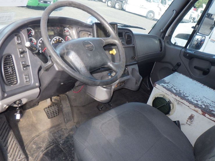 2012-freightliner-m2-106-image-9