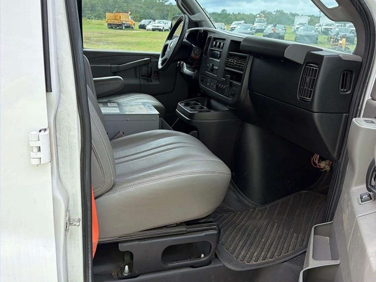 2018-chevrolet-express-2500-image-26