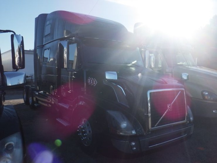 2016-volvo-vnl780-image-6