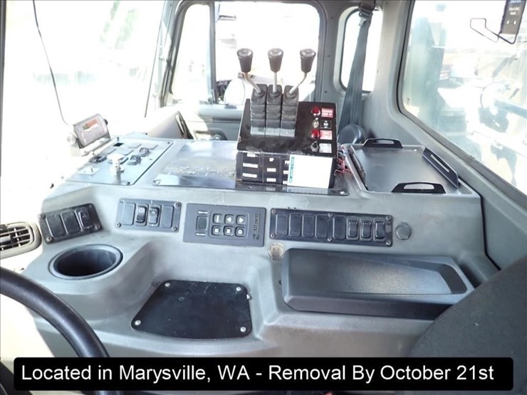 2016-peterbilt-320-image-15