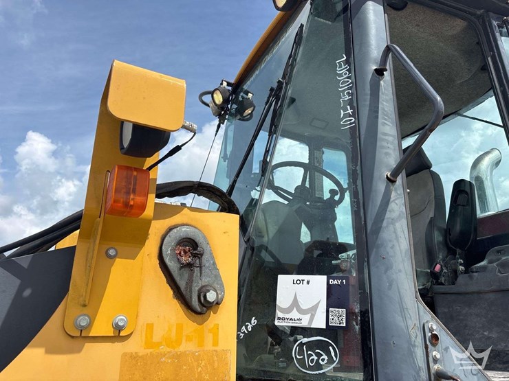 2017-deere-524k-image-40