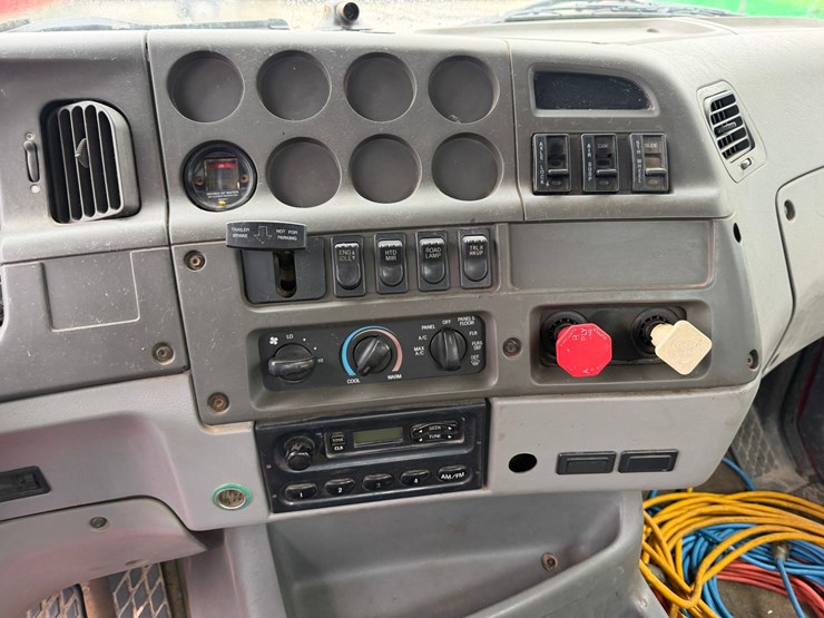 #1663-•-1999-sterling-day-cab-truck-tractor-image-37
