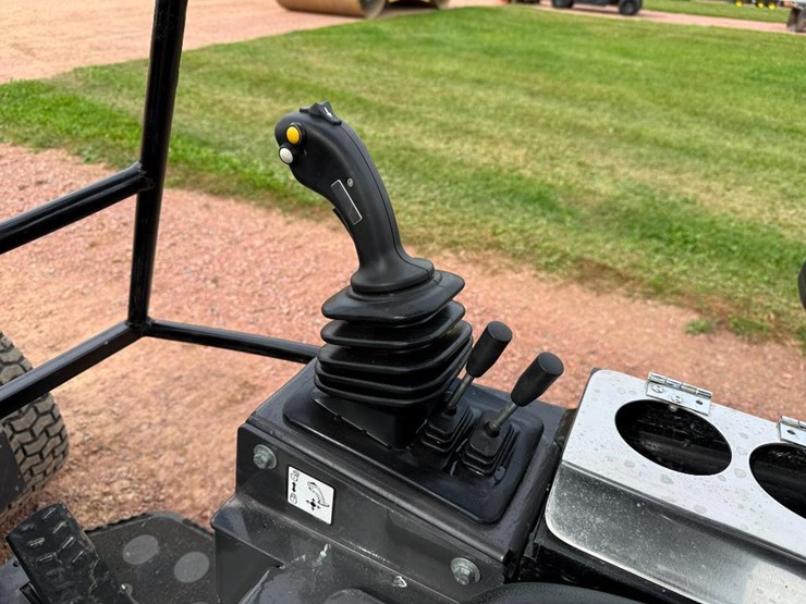 2024-new-holland-ml12t-image-40