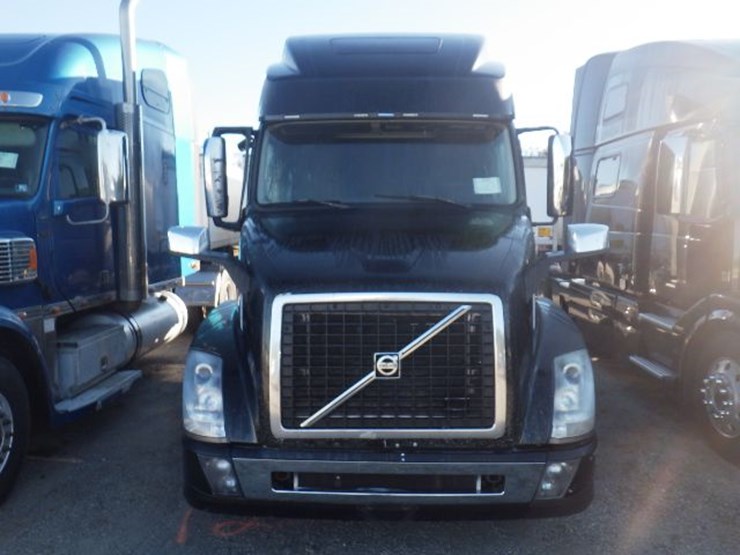 2016-volvo-vnl780-image-2