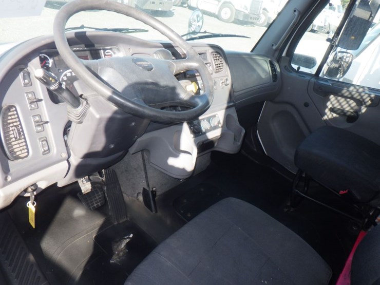 2020-freightliner-m2-106-image-9