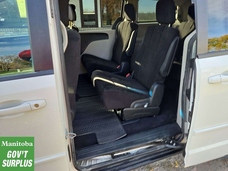 2012-dodge-grand-caravan-sxt-image-22