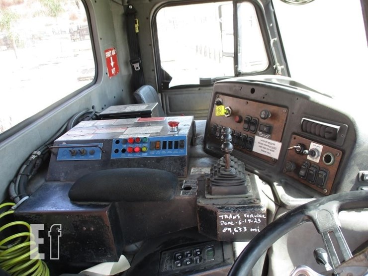 2010-peterbilt-320-image-8