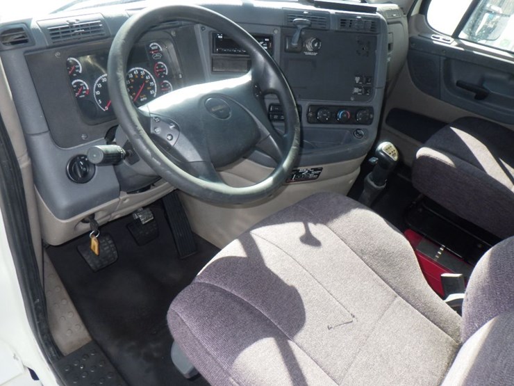 2015-freightliner-cascadia-113-image-15