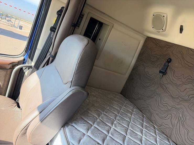 #1849-•-2015-volvo-vnl62-sleeper-cab-truck-tractor-image-58